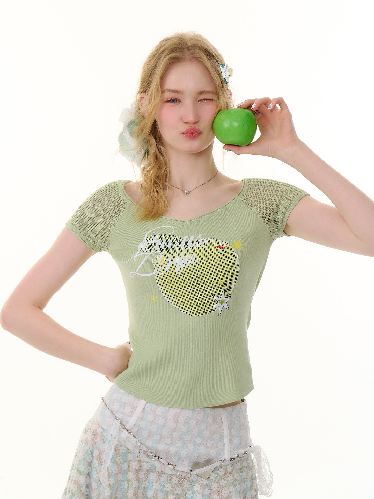 ziziFei Retro Apple Print V-Neck Tee