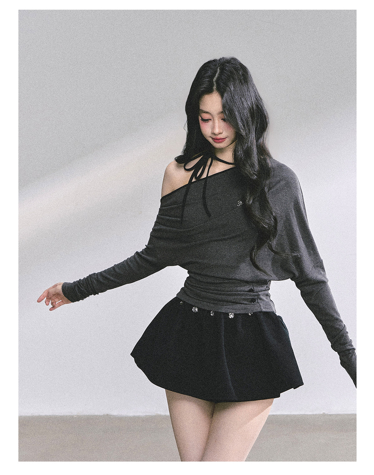 SHAOYEYAN Asymmetric Off-Shoulder Long Sleeve Tee